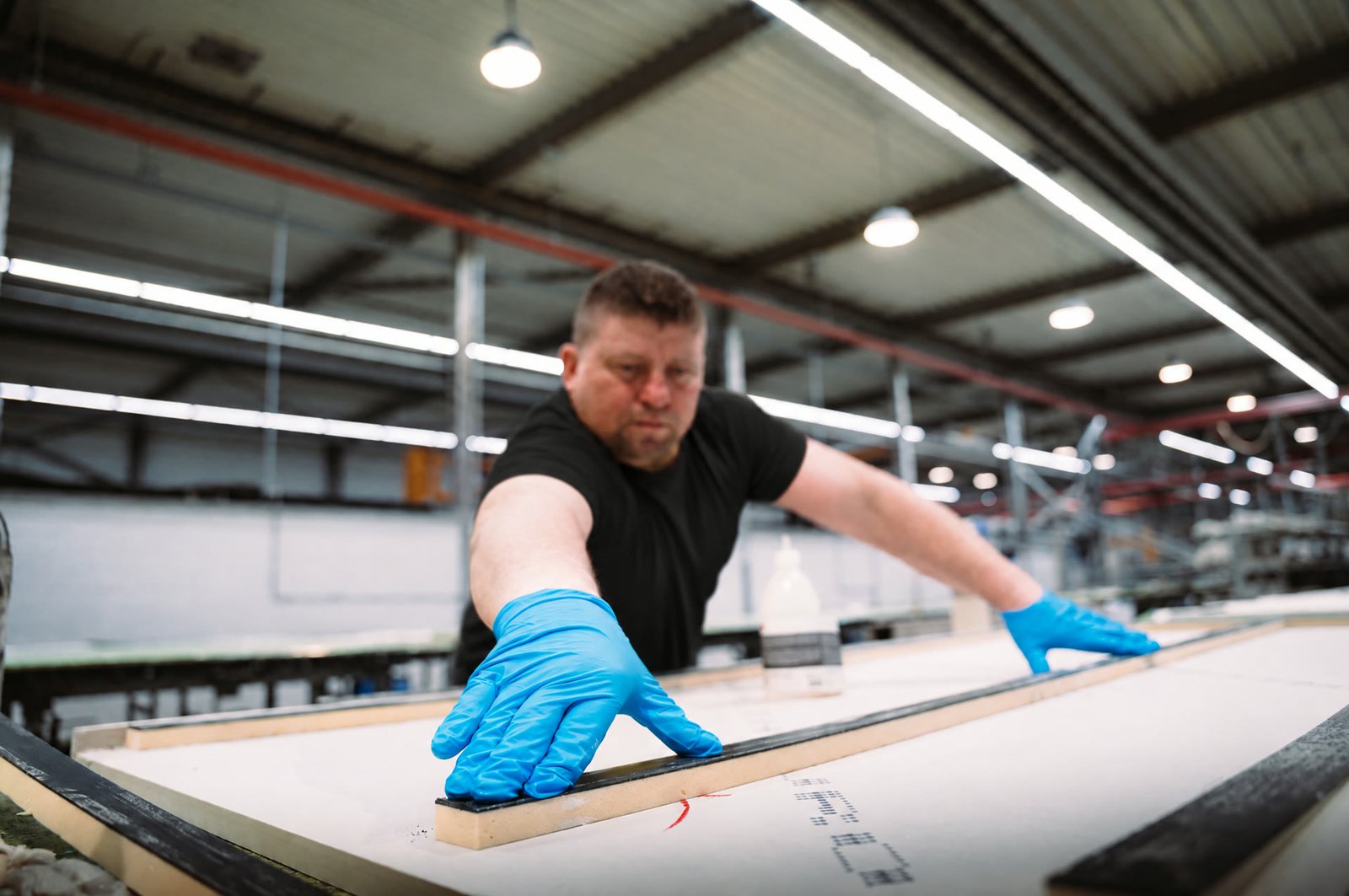 J2-strook wordt aangedrukt op het blad